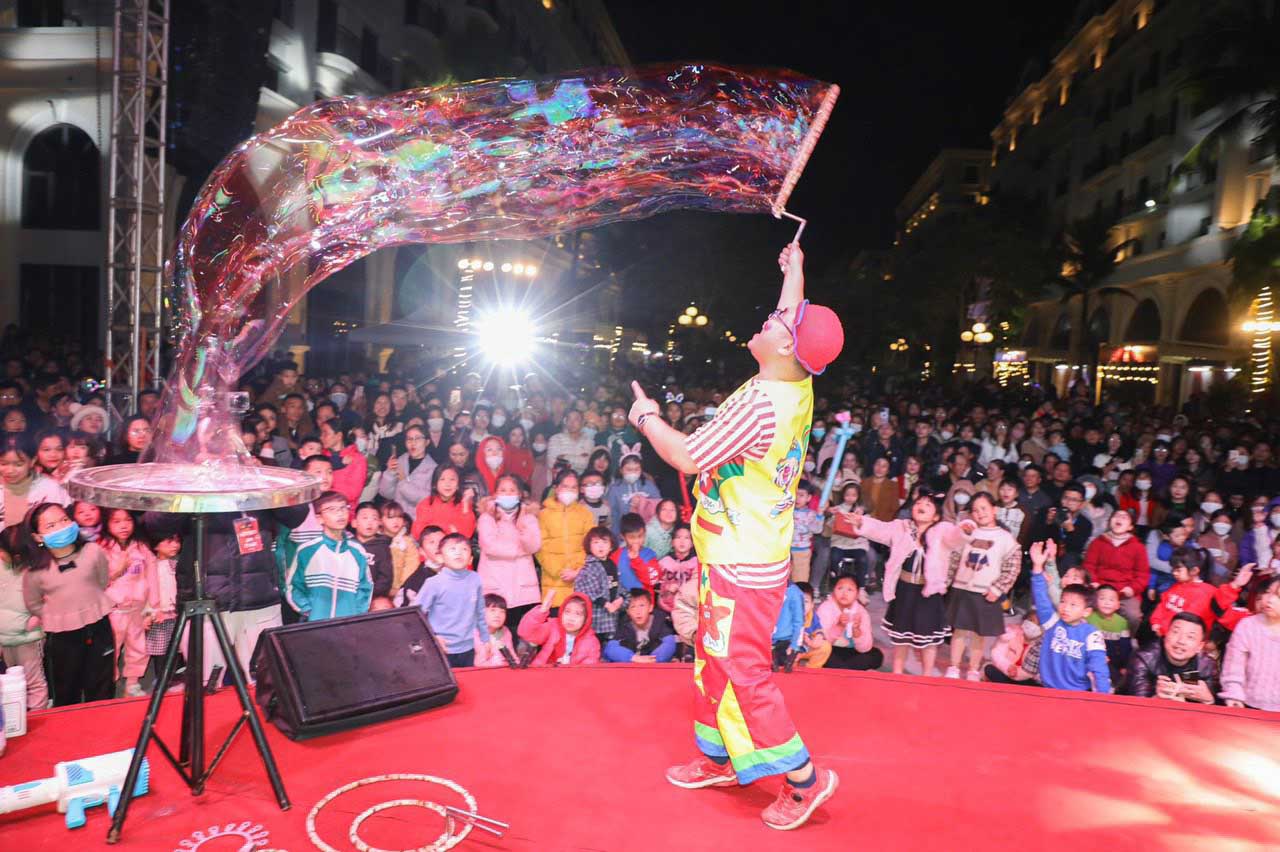 chu-he-bieu-dien-bong-bong-xa-phong-khong-lo
